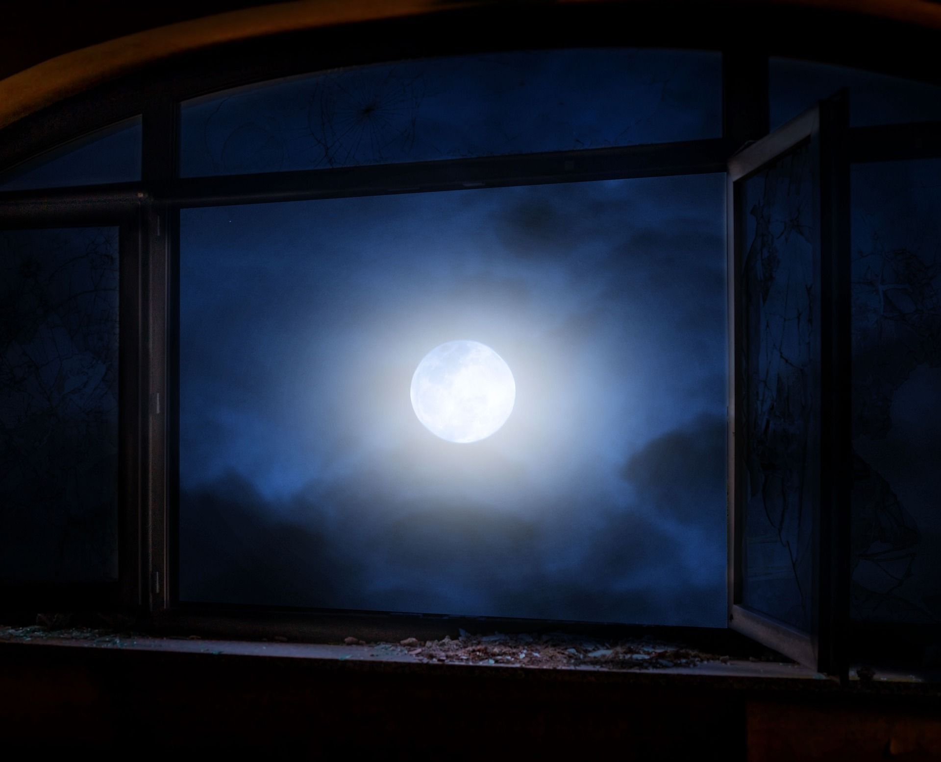 Синий вечер заглянул в мое окно. Окно ночью. Лунный свет в окне. Ночное небо в окне. Луна в окне.